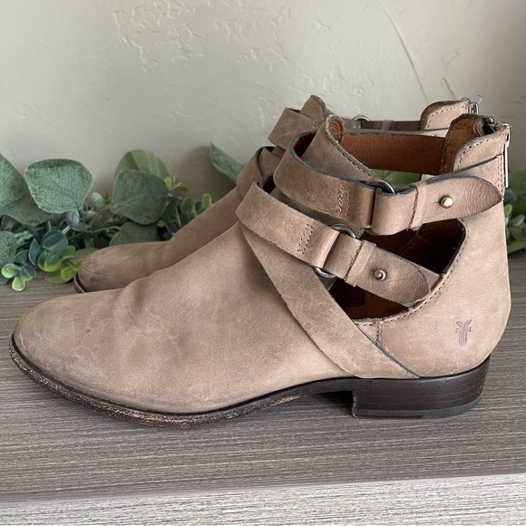 FRYE Carly Cut Out Shootie Gray Western Buckle Ankle Bootie Size 8‎ - Picture 1 of 6
